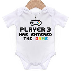 ART HUSTLE Player 3 Has Entered The Game Short Sleeve Bodysuit/Baby Grow for Baby Boy Or Girl (White, 3-6m)