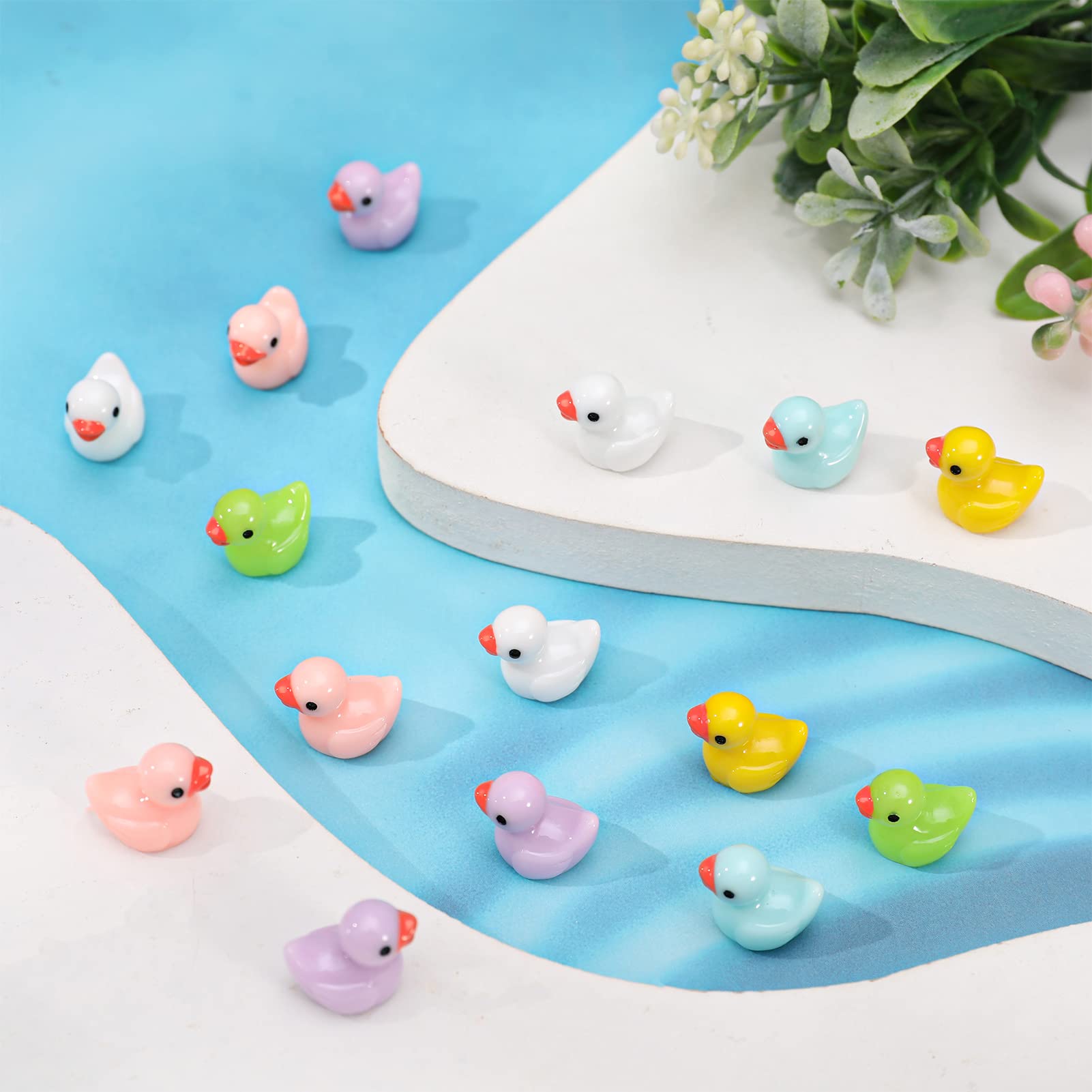 Firtink 100 Pack Mini Resin Ducks Figures, Cute Tiny Ducks Resin Miniatures Fairy Garden Aquarium Dollhouse Landscape Decorations Mini Stuff Figures for Home Decor