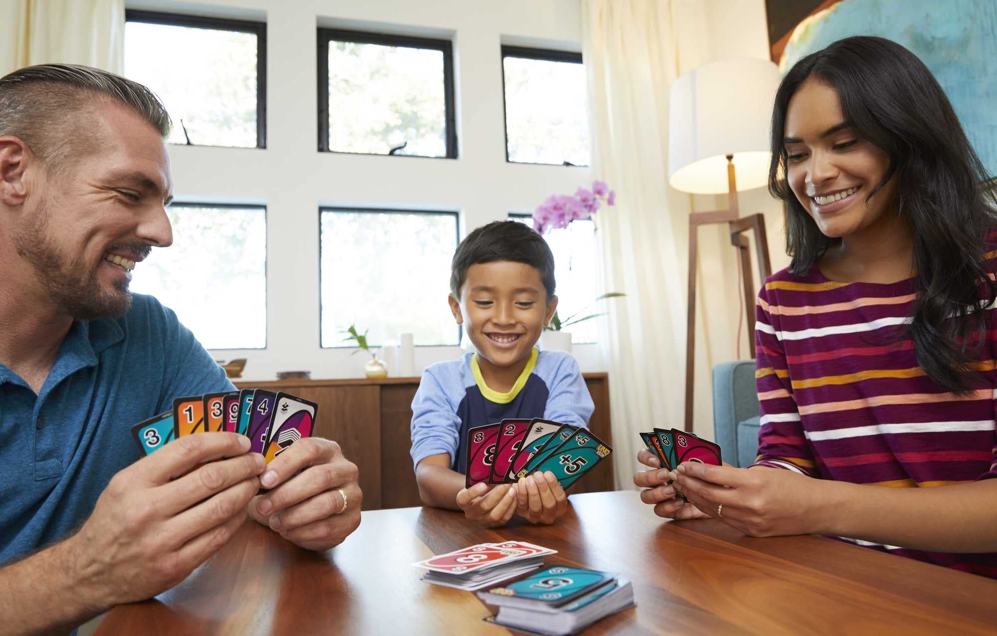 Mattel Games UNO FLIP! Family Card Game for Adults, Teens & Kids, Double-sided Deck with Special Flip Card, 112 Cards, 7 Year Old and Up, ‎GDR44