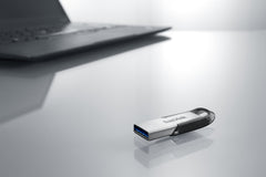 SanDisk Black 16GB 3.0 Flash Drive USB