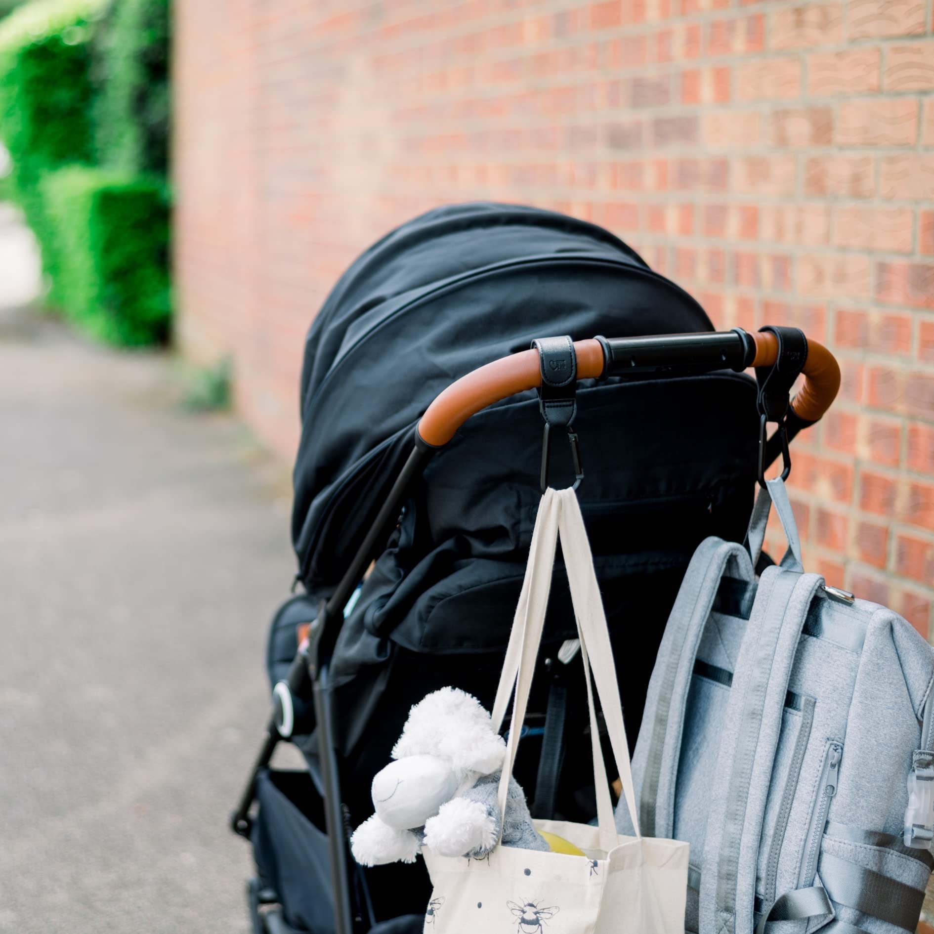 Harper & me Buggy Clips. 2pcs Black Carabiner Clips. Hook Your Shopping Bags, Baby Changing or Handbag to Any Universal Pram, Stroller or Pushchair.