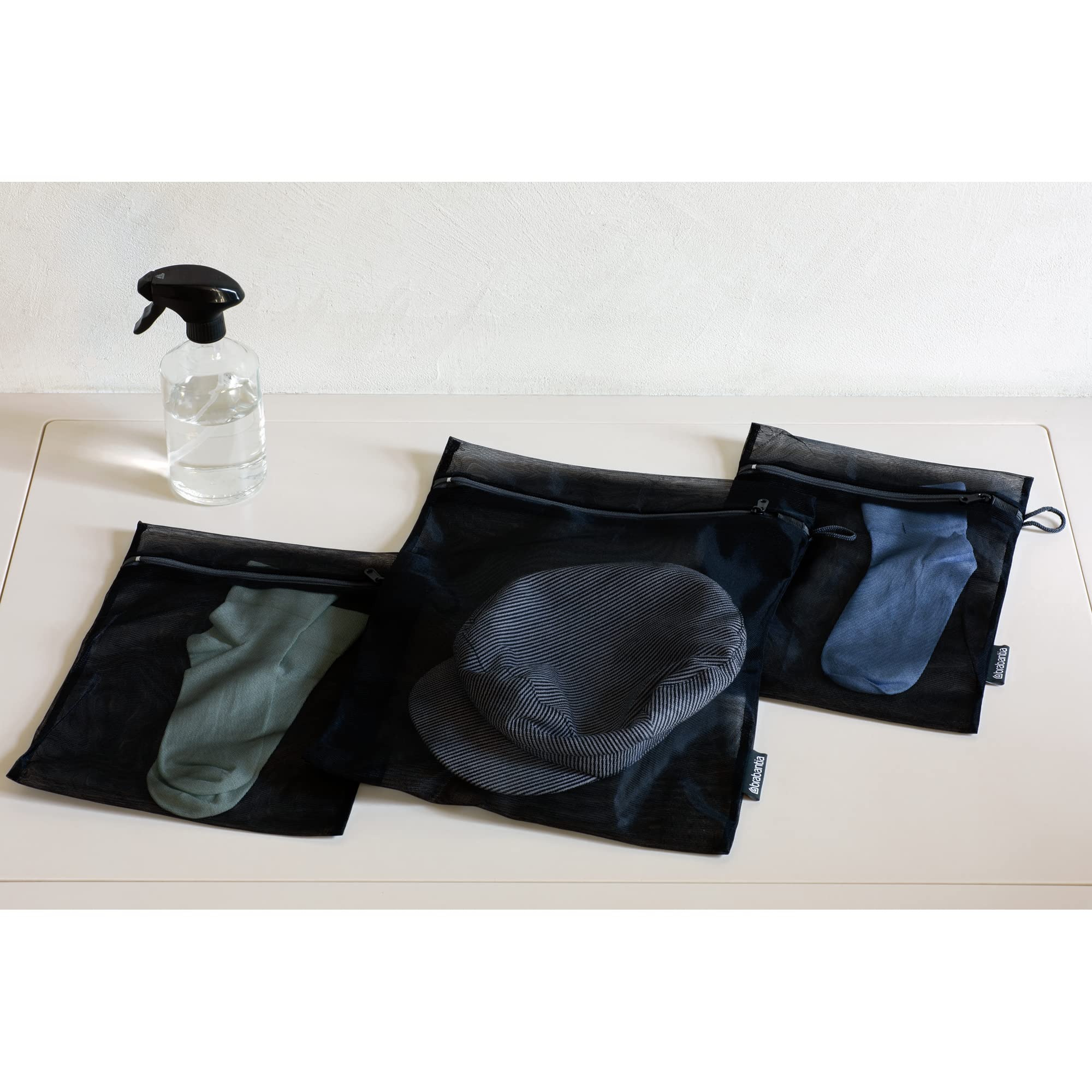 Brabantia - Washing Bags - Protective Mesh Laundry Bag - for your Delicates - Easy to Use Zipper - Special Pull-Tab Cover - Laundry Essentials - Set of 3 in 2 Sizes - Black - 33 x 25 cm / 45 x 33 cm